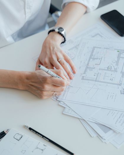 Équerre et crayon posés sur un plan d'aménagement