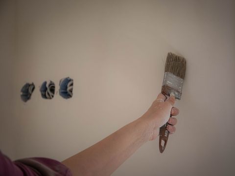 Brosse à rechampir en main, reprise d'une arête de mur